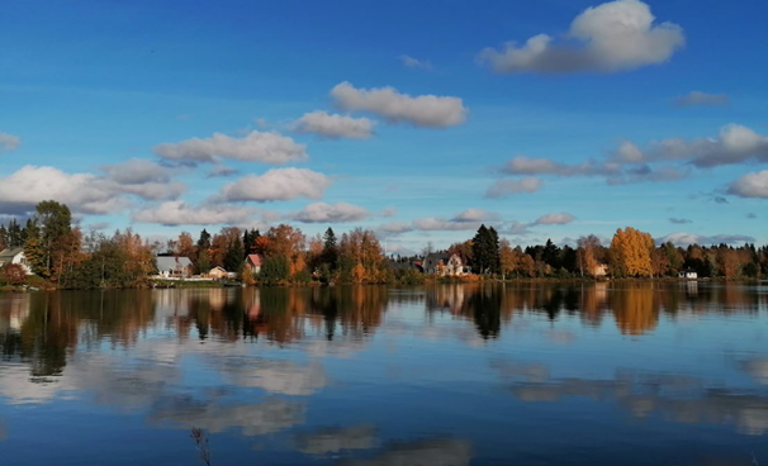 Valokuva, jossa jokimaisema Oulujoelta.