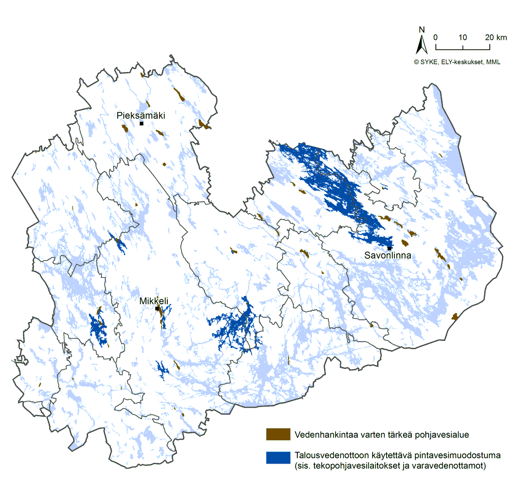 Etelä-Savon kartta, johon on merkitty vedenhankintaa varten tärkeät pohjavesialueet ruskealla sekä talousvedenottoon käytettävät pintavesimuodostumat tumman sinisellä värillä.