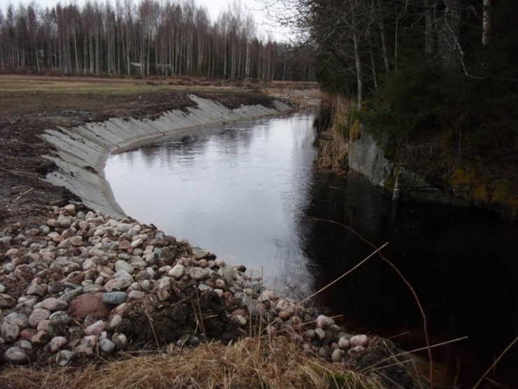 Kuvassa on eroosiolaattoja Tammelan Heinijoen rantapenkassa.