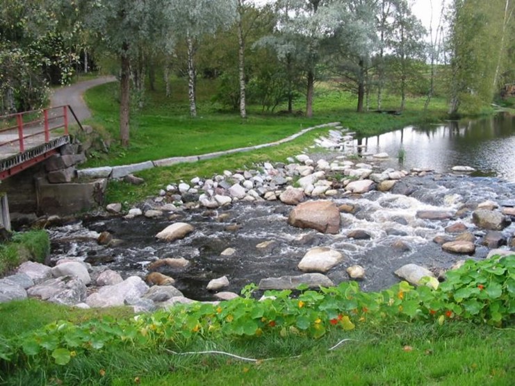 Kuvassa on luonnonmukainen pohjapato Renkajoessa.