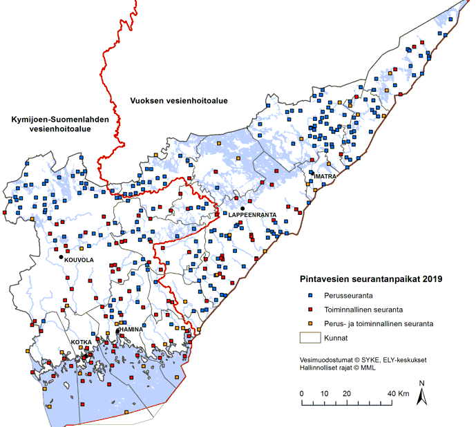 Kartta, jossa on esitetty vesienhoidon pintavesien seurantapaikat, jotka raportoitiin vuonna 2016 EU:lle. Uudessa seurantaohjelmassa on kartassa kuvattua kattavampi seurantaverkosto, joka sisältää myös uudet tarkastelussa olevat vesimuodostumat. Seurantapaikka sisältää yleensä useita eri puolilla vesimuodostumaa olevia havaintopaikkoja.