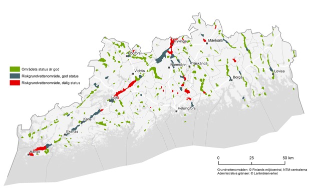 En kartbild av den kemiska statusen i grundvattenområdena. Med grönt har markerats grundvattenområden med god status. Riskområdena, vars status har bedömts som god, är blåfärgade. Riskområdena, vars status har bedömts som dålig, har markerats med rött.