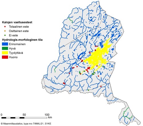 Kuvassa kartta vesienhoitoalueesta.  Pienet vesistöt ovat alueella erinomaisessa tilassa, Inarijärven tila on tyydyttävä. Karttaan on merkitty myös kalojen totaaliset ja osittaiset vaellusesteet.