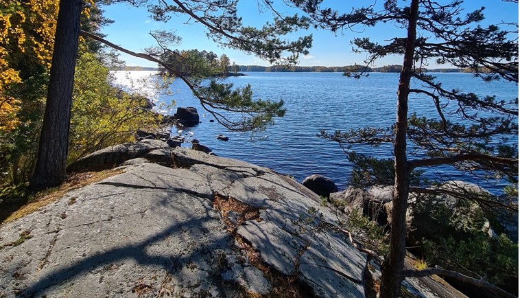 Valokuva, jossa järvimaisema